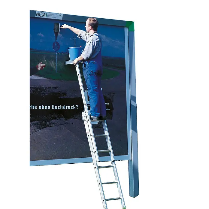 Euroline Mehrzweckleiter Premium 328 Plakatleiter 2x5 Sprossen - Anzahl Tritte: 5 Stk., Arbeitshöhe: 3.400 m, Aluminium - Mann nutzt eine silberne Mehrzweckleiter mit Arbeitsplattform zur Anbringung von Grafik an einer Werbetafel.