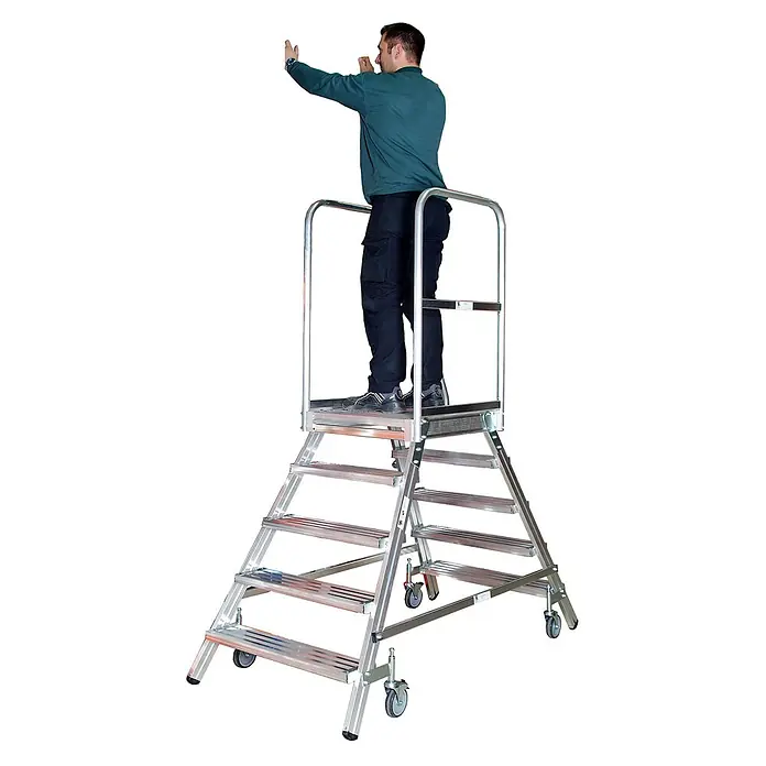 Euroline Podestleiter Premium 516 Mobile Podesttreppe beidseitig 3 Stufen - Anzahl Tritte: 3 Stk., Arbeitshöhe: 2.750 m, Aluminium - Mann auf einer mobilen Aluminium-Arbeitsplattform mit Sicherheitsgeländer und breiten Stufen.
