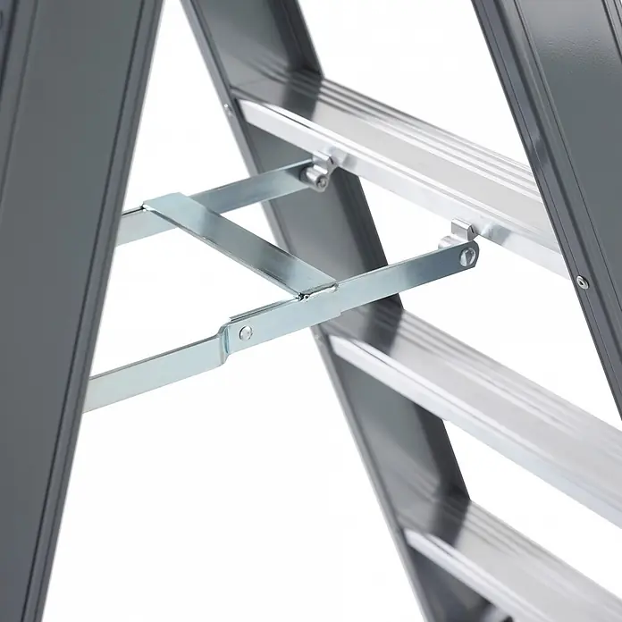Altrex Stehleiter Falco beidseitig begehbare Stufenleiter FDO 10 Stufen mit Bügel - Anzahl Tritte: 10 Stk., Arbeitshöhe: 4.350 m, Aluminium - Graue Klappleiter mit silbernem Metall-Klappmechanismus und Stufen.