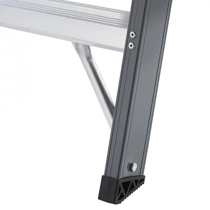 Altrex Stehleiter Falco beidseitig begehbare Stufenleiter FDO 10 Stufen mit Bügel - Anzahl Tritte: 10 Stk., Arbeitshöhe: 4.350 m, Aluminium - Aluminiumleiter, graues Seitenprofil, silberne Stufen und schwarzer Anti-Rutsch-Fuß.
