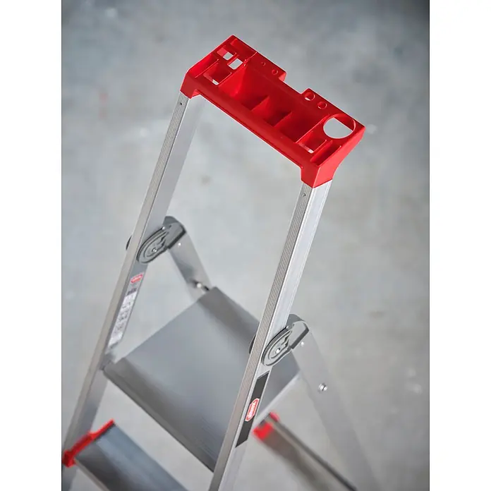 Altrex Stehleiter Nimba Stufenstehleiter einseitig begehbar 5 Stufen - Anzahl Tritte: 5 Stk., Arbeitshöhe: 3.100 m, Aluminium - Silberne Aluminium-Stehleiter mit roter Kunststoff-Ablage oben.