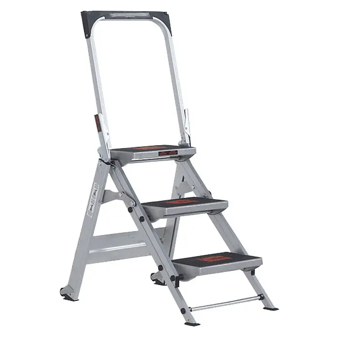 Altrex Stehleiter Safety Step Stufenstehleiter mit 2 Stufen - Anzahl Tritte: 2 Stk., Arbeitshöhe: 2.450 m, Aluminium - Silberne Aluminium-3-Stufen-Leiter mit schwarzen rutschfesten Trittflächen und hohem Sicherheitsbügel.