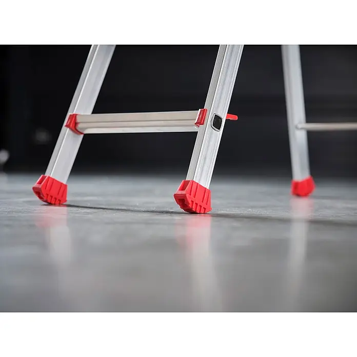 Altrex Stehleiter Nimba Stufenstehleiter einseitig begehbar 5 Stufen - Anzahl Tritte: 5 Stk., Arbeitshöhe: 3.100 m, Aluminium - Silberne Aluminiumleiter mit roten Anti-Rutsch-Füßen auf grauem Boden, die stabile Unterschenkel und eine Sprosse zeigt.