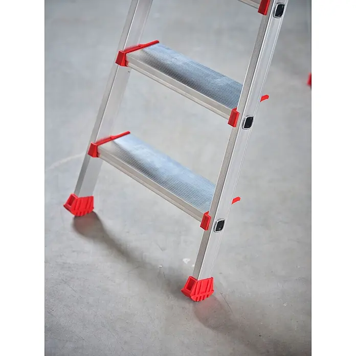 Altrex Stehleiter Nimba Stufenstehleiter einseitig begehbar 5 Stufen - Anzahl Tritte: 5 Stk., Arbeitshöhe: 3.100 m, Aluminium - Silberne Aluminiumleiter mit roten Stufen und rutschfesten Füßen.
