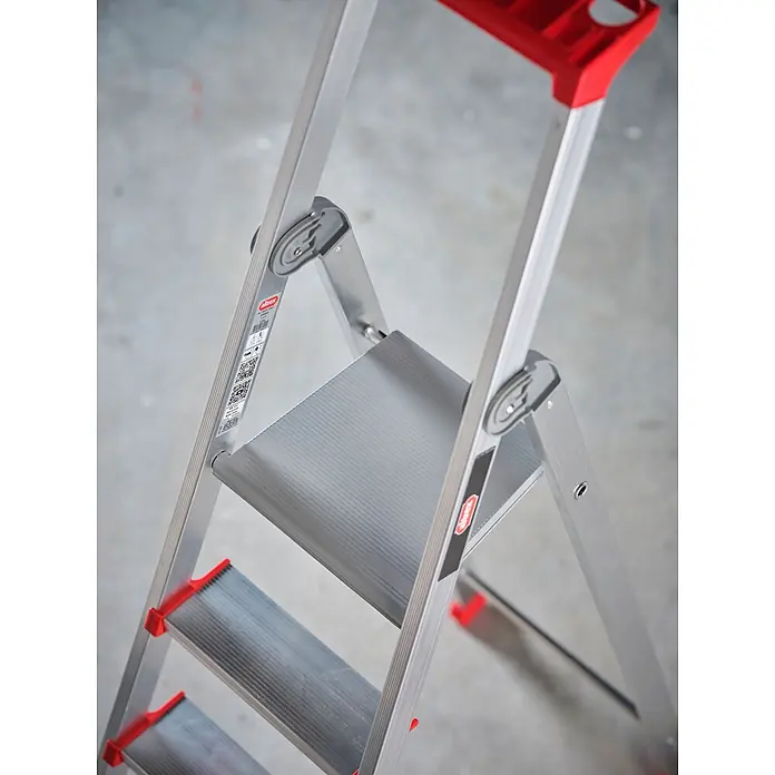 Altrex Stehleiter Nimba Stufenstehleiter einseitig begehbar 5 Stufen - Anzahl Tritte: 5 Stk., Arbeitshöhe: 3.100 m, Aluminium - Klappbare Aluminium-Trittleiter in Silber mit roten Akzenten und rutschfesten Stufen.