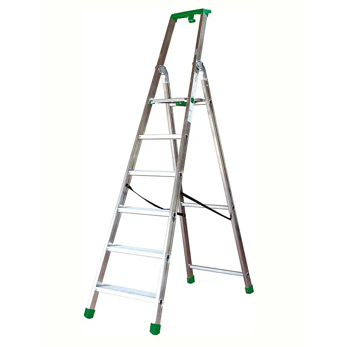 Facal Stehleiter Stufenstehleiter QUADRA S600 4 Stufen - Anzahl Tritte: 4 Stk., Arbeitshöhe: 2.685 m, Aluminium - Silberne Aluminium-A-Leiter mit grünen Füßen und oberem Griff, mit schwarzem Sicherheitsgurt.