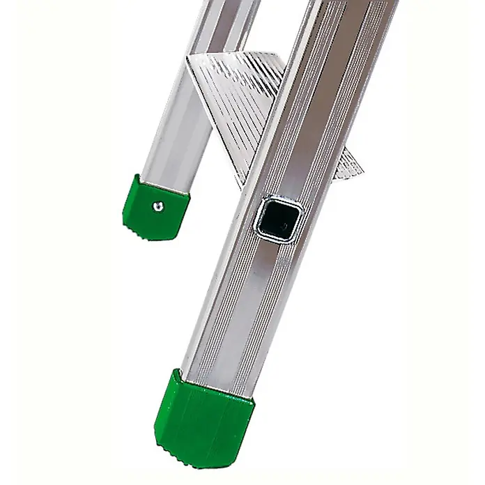Facal Stehleiter Stufenstehleiter QUADRA S600 4 Stufen - Anzahl Tritte: 4 Stk., Arbeitshöhe: 2.685 m, Aluminium - Unterteil einer silbernen Aluminiumleiter mit geriffelten Stufen und grünen Anti-Rutsch-Füßen.