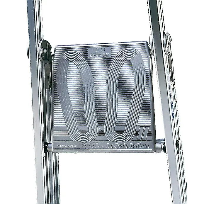 Facal Stehleiter Stufenstehleiter QUADRA S600 4 Stufen - Anzahl Tritte: 4 Stk., Arbeitshöhe: 2.685 m, Aluminium - Silberne Metall-Leiterstufe mit rutschfesten Rillen und Fußumrissen, an Leiterholmen befestigt.