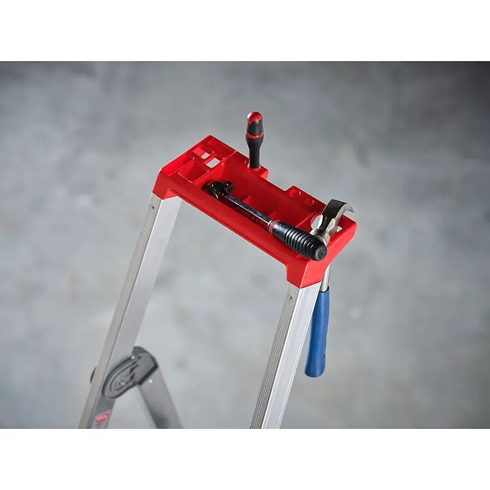 Altrex Stehleiter Nimba Stufenstehleiter einseitig begehbar 5 Stufen - Anzahl Tritte: 5 Stk., Arbeitshöhe: 3.100 m, Aluminium - Aluminiumleiter mit einer roten Ablagefläche, auf der ein Schraubendreher, eine Ratsche und ein Hammer liegen.