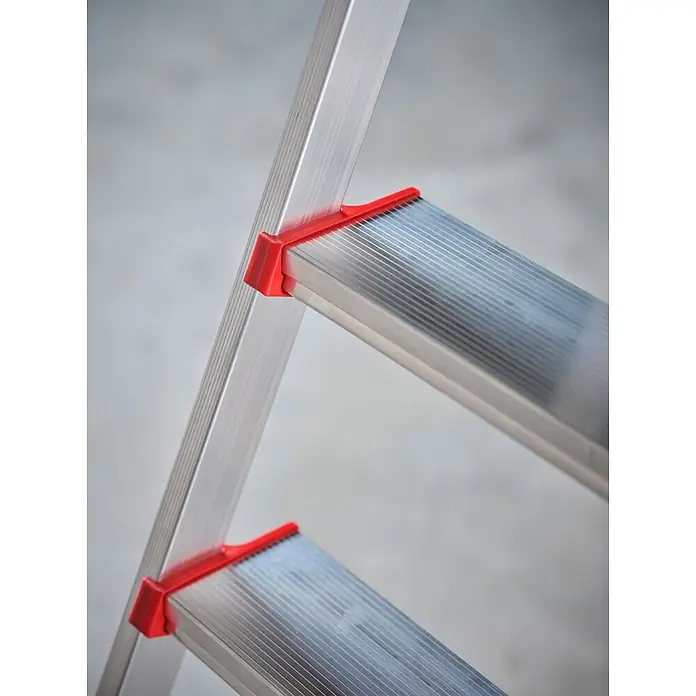 Altrex Stehleiter Nimba Stufenstehleiter einseitig begehbar 5 Stufen - Anzahl Tritte: 5 Stk., Arbeitshöhe: 3.100 m, Aluminium - Aluminiumleiterstufen mit roten Kunststoffhalterungen.