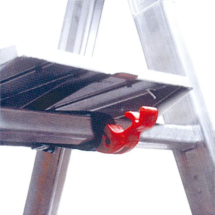 Facal Stehleiter Stufenstehleiter QUADRA S600 4 Stufen - Anzahl Tritte: 4 Stk., Arbeitshöhe: 2.685 m, Aluminium - Roter Haken unter einer Metallleiterplattform montiert.