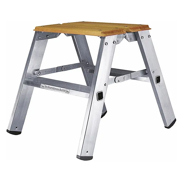 Iller Leiter Stehleiter Montagetritt, beidseitig begehbar mit großer Standfläche 2x2 Stufen und 2 - Anzahl Tritte: 2 Stk., Arbeitshöhe: 2.450 m, Aluminium - Kompakter Aluminium-Hocker mit natürlicher Holzplattform und rutschfesten Fußkappen.