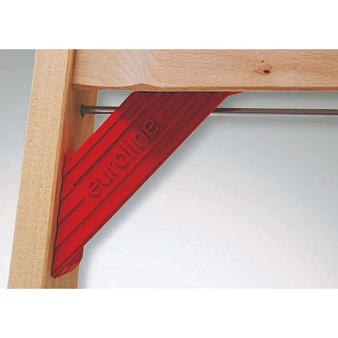 Euroline Stehleiter Holz Stufenstehleiter mit Comfort-Stufen mit Werkzeugablage +4x Leiterfüß - Anzahl Tritte: 5 Stk., Arbeitshöhe: 2.750 m, Holz - Rote Kunststoff-Stützhalterung "euroline" an hellem Holz, die eine Metallstange hält.