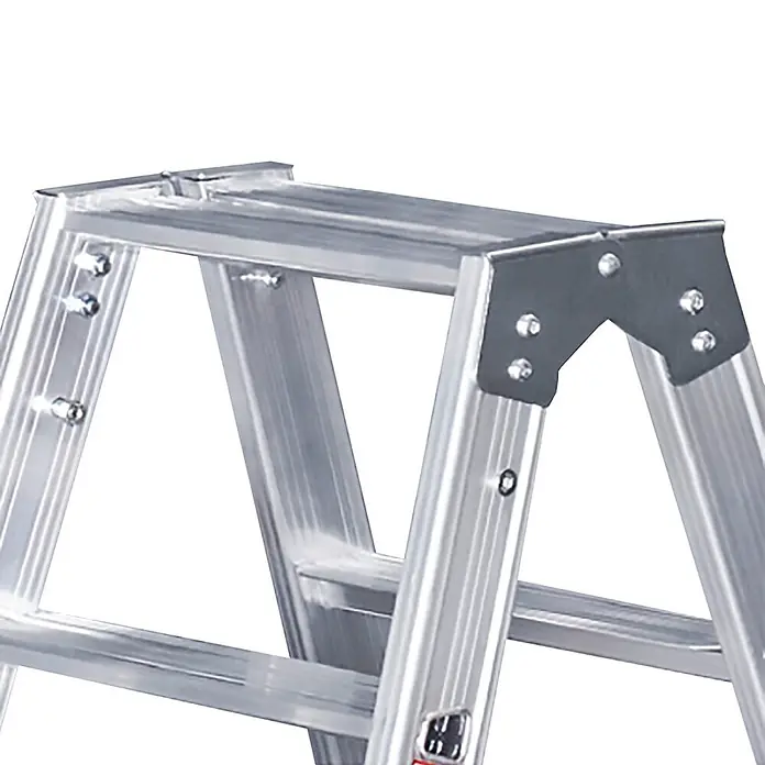 Euroline Stehleiter Premium 30577 Stufenstehleiter 2x2 Stufen - Anzahl Tritte: 2 Stk., Arbeitshöhe: 2.150 m, Aluminium - Nahaufnahme der oberen Plattform einer silbernen Aluminiumleiter mit dunklem Metallstützbügel.