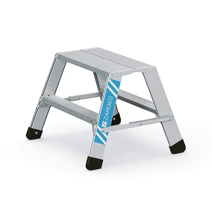 Zarges Stehleiter Arbeitspodest Seventec RC BP 2x2 Stufen - Anzahl Tritte: 2 Stk., Arbeitshöhe: 2.490 m, Aluminium - Silberne Aluminium 2-Stufen-Arbeitsplattform mit schwarzen Anti-Rutsch-Füßen und blauem ZARGES-Logo.