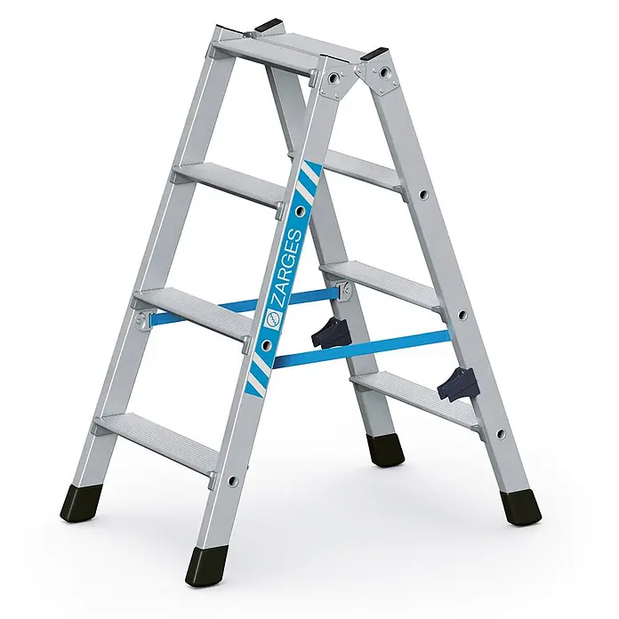 Zarges Stehleiter gebördelte Doppelstufenleiter Nova B 2x4 Stufen - Anzahl Tritte: 4 Stk., Arbeitshöhe: 2.300 m, Aluminium - Silberfarbene Aluminium-Stehleiter mit blauen Stabilisierungsbändern und schwarzen Anti-Rutsch-Füßen.