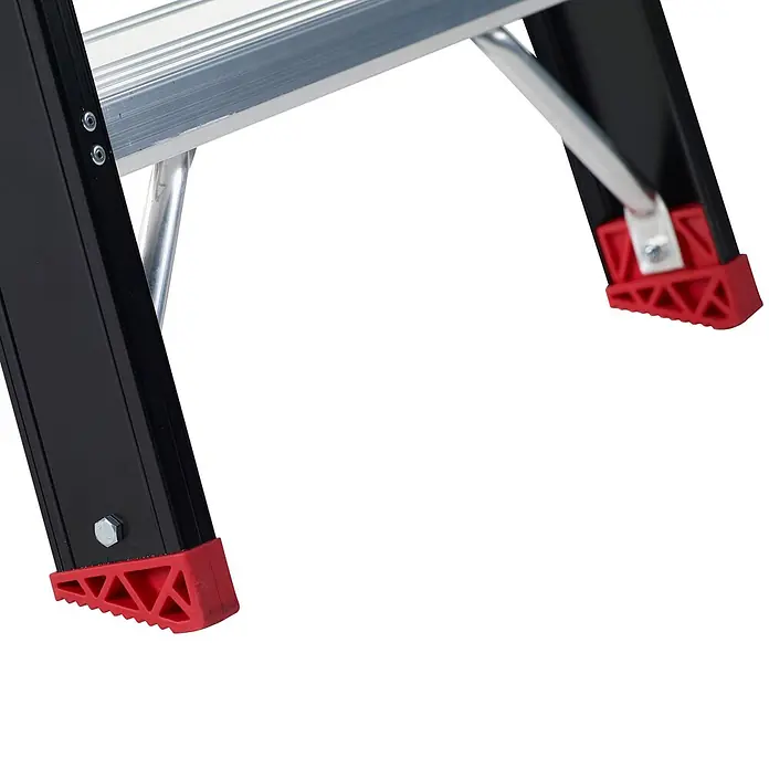 Altrex Stehleiter Taurus beidseitig begehbare Stufenleiter TDO 4 Stufen ohne Bügel - Anzahl Tritte: 4 Stk., Arbeitshöhe: 2.950 m - Nahaufnahme schwarzer Leiterbeine mit silbernen Sprossen und roten, geriffelten Antirutschfüßen für Stabilität.