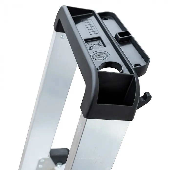 Munk Stehleiter Stehleiter mit clip-step 5 Stufen - Anzahl Tritte: 5 Stk., Arbeitshöhe: 3.150 m, Aluminium - Schwarze Kunststoffablage mit Fächern und Haken auf einer silbernen Aluminiumleiter. Max. 10 kg.