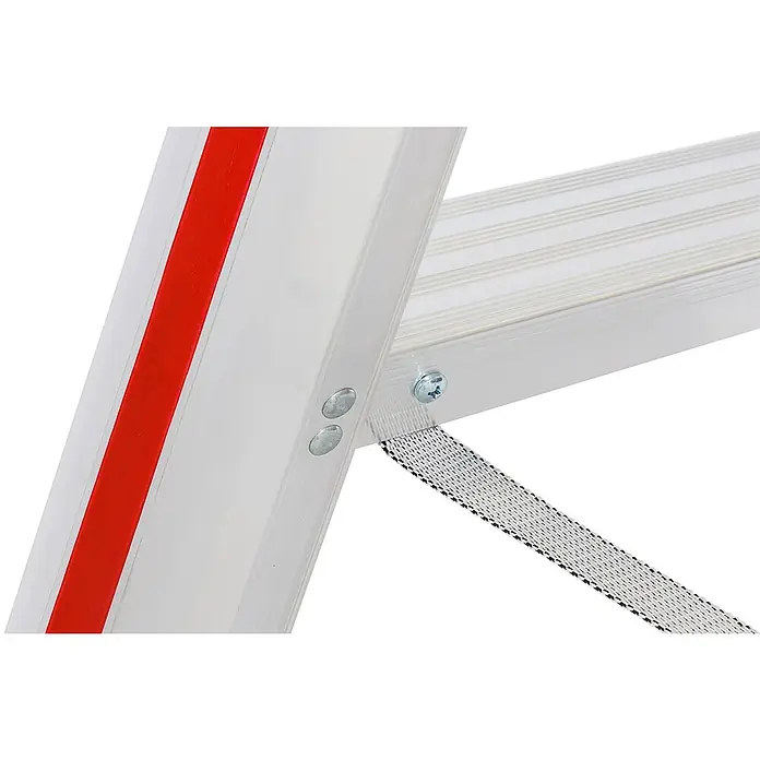 Hymer Stehleiter Stufenstehleiter mit vernieteten Leiterschuhen 2x8 Stufen - Anzahl Tritte: 8 Stk., Arbeitshöhe: 3.370 m, Aluminium - Detail einer silber-grauen Aluminiumleiter mit rotem Streifen und Sicherungsgurt.