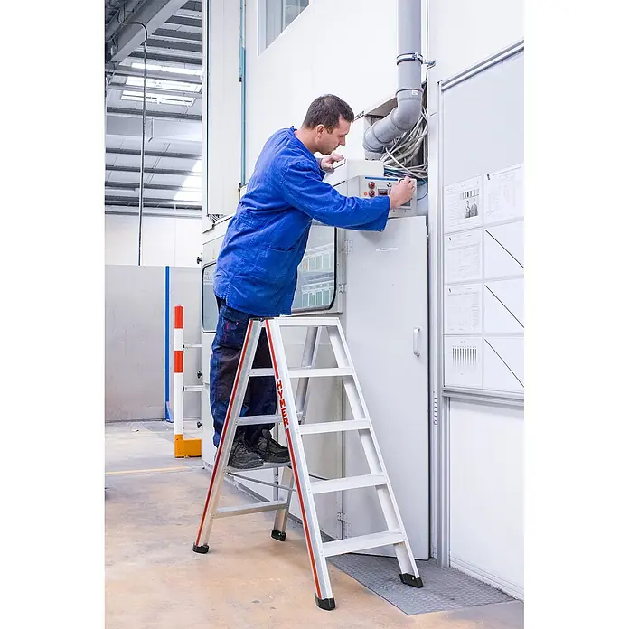 Hymer Stehleiter Stufenstehleiter mit vernieteten Leiterschuhen 2x8 Stufen - Anzahl Tritte: 8 Stk., Arbeitshöhe: 3.370 m, Aluminium - HYMER Aluminium-Stehleiter mit roten Akzenten, von einem Arbeiter für Elektroinstallationen verwendet.