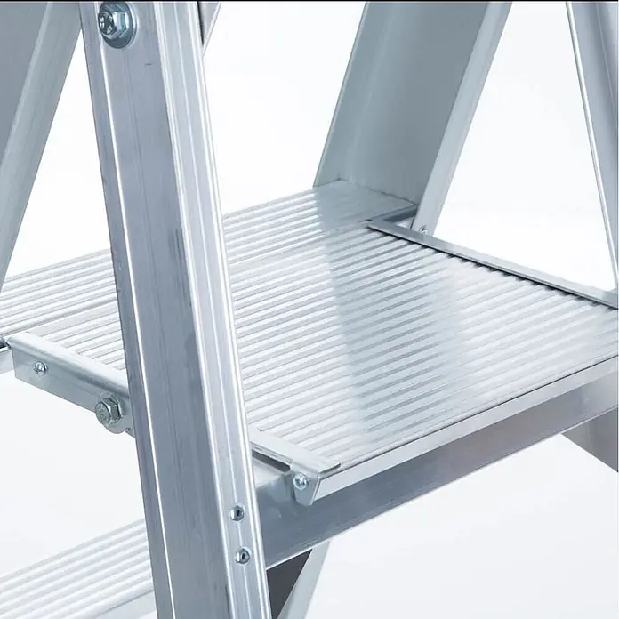 ASC Stehleiter Eurostairs Stufenstehleiter einseitig eloxiert mit Plattform 4 Stufen - Anzahl Tritte: 4 Stk., Arbeitshöhe: 2.800 m, Aluminium - Nahaufnahme von silbernen Aluminium-Trittleitern mit rutschfesten Rillen und stabiler Metallkonstruktion.