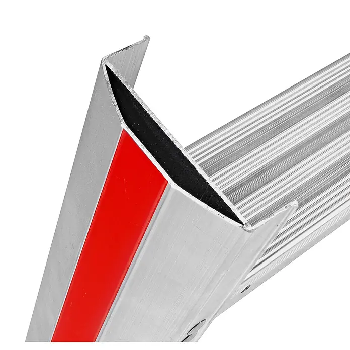 Hymer Stehleiter Stufenstehleiter mit vernieteten Leiterschuhen 2x8 Stufen - Anzahl Tritte: 8 Stk., Arbeitshöhe: 3.370 m, Aluminium - Silbernes Aluminium-Laderampenprofil mit rotem Sichtstreifen und strukturierter Oberfläche.