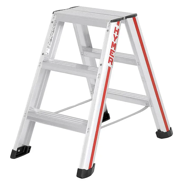 Hymer Stehleiter Stufenstehleiter mit vernieteten Leiterschuhen 2x3 Stufen - Anzahl Tritte: 3 Stk., Arbeitshöhe: 2.210 m, Aluminium - Silberne Aluminium-Klappleiter mit drei breiten Stufen, roten Streifen und schwarzen Anti-Rutsch-Füßen.