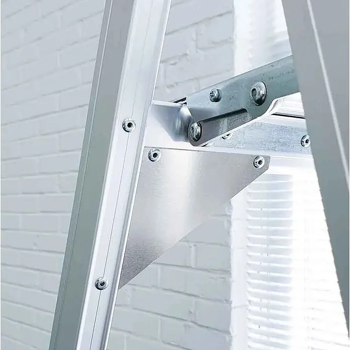 ASC Stehleiter Eurostairs Stufenstehleiter einseitig eloxiert mit Plattform 4 Stufen - Anzahl Tritte: 4 Stk., Arbeitshöhe: 2.800 m, Aluminium - Nahaufnahme des robusten Scharnier- und Stützmechanismus einer silbernen Aluminiumleiter.
