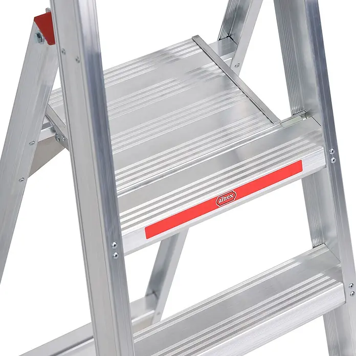 Altrex Stehleiter Sierra Stufenstehleiter SEO 5 Stufen - Anzahl Tritte: 5 Stk., Arbeitshöhe: 3.200 m - Nahaufnahme einer Aluminium-Stehleiter mit rutschfesten Trittstufen und rotem Altrex-Branding.