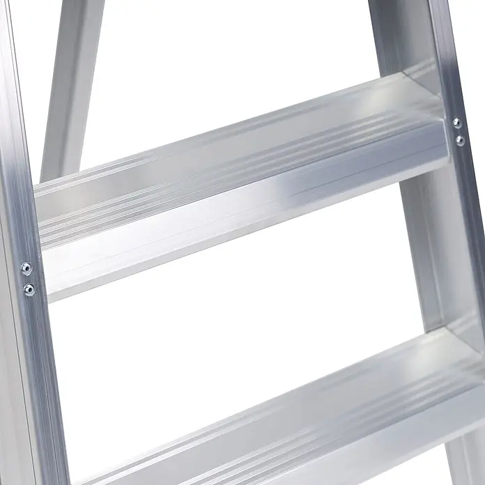 Altrex Stehleiter Sierra Stufenstehleiter SEO 5 Stufen - Anzahl Tritte: 5 Stk., Arbeitshöhe: 3.200 m - Nahaufnahme einer silbernen Aluminiumleiter mit texturierten Stufen und sichtbaren Nieten.