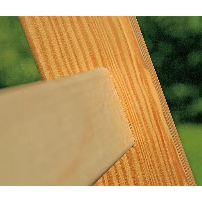 Munk Stehleiter Holz Stehleiter 2x10 Sprossen - Anzahl Tritte: 10 Stk., Arbeitshöhe: 4.200 m, Holz - Detail einer hellen Holzverbindung, ein abgerundetes Brett verbindet sich mit einem anderen mit ausgeprägter Maserung.