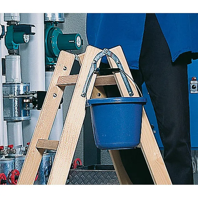 Munk Stehleiter Holz Stehleiter 2x10 Sprossen - Anzahl Tritte: 10 Stk., Arbeitshöhe: 4.200 m, Holz - Metallhalterung für einen blauen Eimer an einer Holzleiter, im Einsatz.