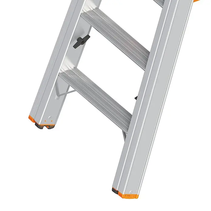 Layher Stehleiter Topic 1062 Treppenstehleiter mit 7 Stufen 3,20m AH - Anzahl Tritte: 7 Stk., Arbeitshöhe: 3.200 m, Aluminium - Detailaufnahme einer Aluminiumleiter mit silbernen Sprossen, orange-schwarzen Füßen und schwarzem Flügelmutter-Verschluss.