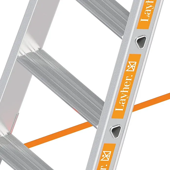 Layher Stehleiter Topic 1062 Treppenstehleiter mit 7 Stufen 3,20m AH - Anzahl Tritte: 7 Stk., Arbeitshöhe: 3.200 m, Aluminium - Nahaufnahme einer Aluminiumleiter mit geriffelten Sprossen und einem orangefarbenen 'Layher'-Markenetikett am Holm.