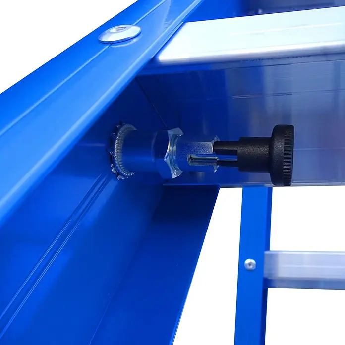 ASC Stehleiter Pro-Line XD-Stufenstehleiter DT-12 doppelseitig 12 Stufen mit 5,00m Arbeits - Anzahl Tritte: 12 Stk., Arbeitshöhe: 5.000 m, Aluminium - Nahaufnahme eines blauen Metallrahmens mit silbernem Verstellmechanismus und schwarzem Rändelknopf.