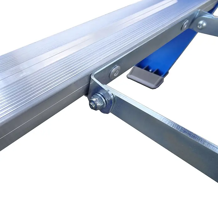 ASC Stehleiter Pro-Line XD-Stufenstehleiter DT-12 doppelseitig 12 Stufen mit 5,00m Arbeits - Anzahl Tritte: 12 Stk., Arbeitshöhe: 5.000 m, Aluminium - Nahaufnahme einer silberfarbenen, geriffelten Aluminiumrampe oder -stufe mit blauem Stützarm, verbunden durch eine Metallschraube und -mutter.
