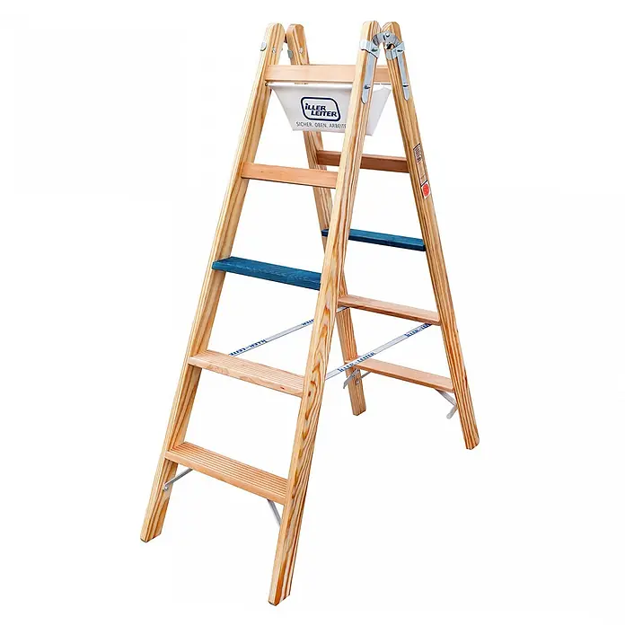 Iller Leiter Doppel-Stehleiter Holz Stufensteh ERGO Plus inkl. Werkzeugtasche und Eimerhaken 2x6 Stufen 3, - Anzahl Tritte: 6 Stk., Arbeitshöhe: 3.300 m, Holz - Hölzerne Stehleiter mit mehreren Stufen, teilweise blau lackiert, und einer weißen Ablageschale oben.