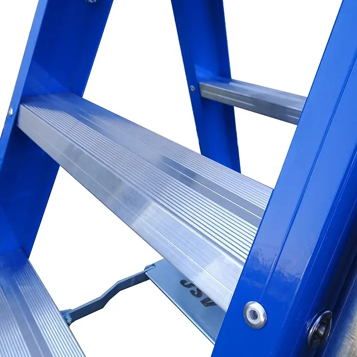 ASC Stehleiter Pro-Line XD-Stufenstehleiter DT-12 doppelseitig 12 Stufen mit 5,00m Arbeits - Anzahl Tritte: 12 Stk., Arbeitshöhe: 5.000 m, Aluminium - Detailansicht einer blauen Leiter mit rutschfesten, geriffelten Aluminiumstufen.
