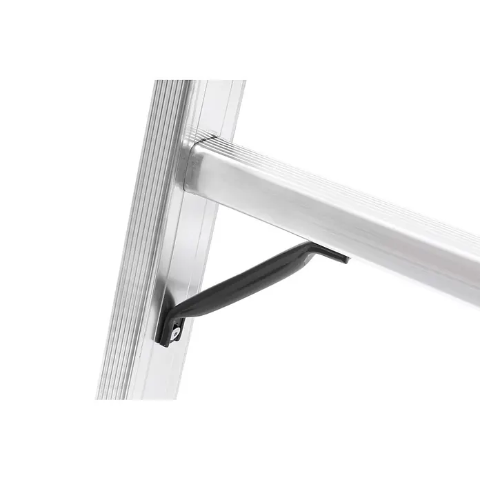 Hymer Stehleiter Sprossenstehleiter mit profiliertem Strangpressprofil 2x5 Sprossen - Anzahl Tritte: 5 Stk., Arbeitshöhe: 2.820 m, Aluminium - Detailaufnahme eines silbernen Aluminiumleiterausschnitts mit einem schwarzen ergonomischen Griff.