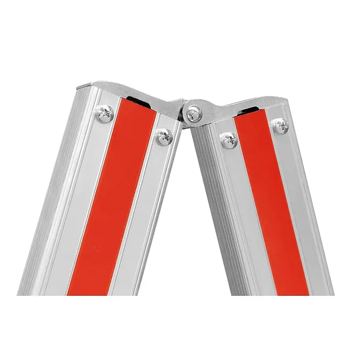 Hymer Stehleiter Sprossenstehleiter mit profiliertem Strangpressprofil 2x5 Sprossen - Anzahl Tritte: 5 Stk., Arbeitshöhe: 2.820 m, Aluminium - Nahaufnahme eines silbernen Aluminium-Leiterscharniers, das zwei Sektionen mit roten Anti-Rutsch-Streifen verbindet.