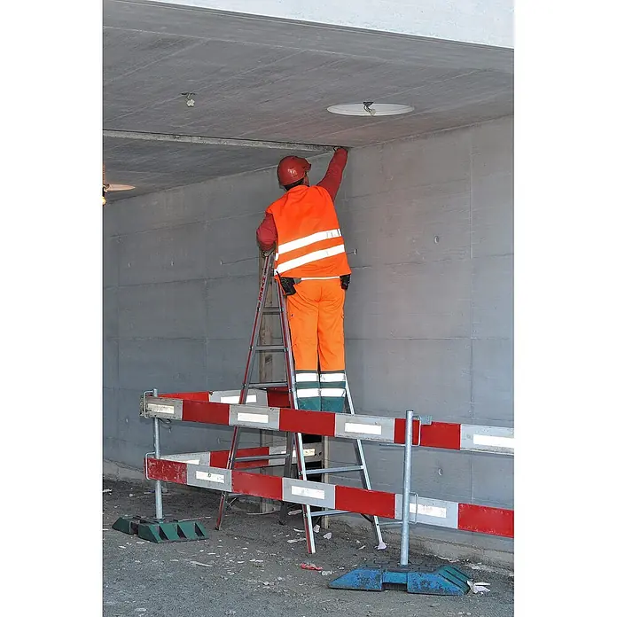 Hymer Stehleiter Sprossenstehleiter mit profiliertem Strangpressprofil 2x5 Sprossen - Anzahl Tritte: 5 Stk., Arbeitshöhe: 2.820 m, Aluminium - Bauarbeiter in orangefarbener Schutzkleidung auf einer Leiter installiert Komponenten in einer Betondecke.