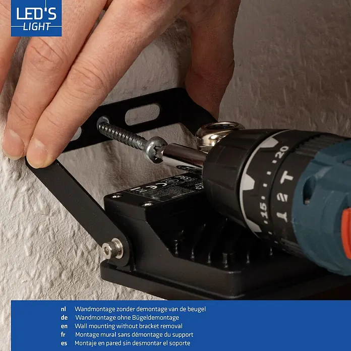 LED's work LED-Außenwandleuchte - 10 W, 3,4 x 9,6 x 11 cm, Schwarz, IP65 - Eine Person bohrt einen schwarzen LED-Flutlichtstrahler an eine Wand. Einfache Wandmontage ohne Bügeldemontage.