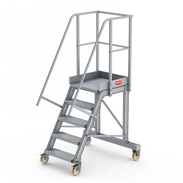 Altrex Podestleiter Podesttreppe fahrbar 60° 5 Stufen - Anzahl Tritte: 5 Stk., Arbeitshöhe: 3.220 m, Aluminium - Silberne mobile Arbeitsplattform aus Aluminium mit mehreren Stufen, Handläufen und Rollen.