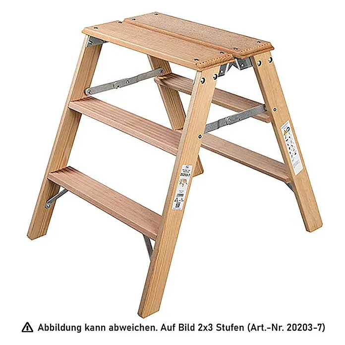 Iller Leiter Stehleiter Holz- Gipserbock, beidseitig begehbar mit großer Standfläche 2x2 Stufen u - Anzahl Tritte: 2 Stk., Arbeitshöhe: 2.450 m, Holz - Klappbarer Tritthocker aus hellem Holz, mit A-Rahmen-Konstruktion, mehreren Stufen und Metallscharnieren.