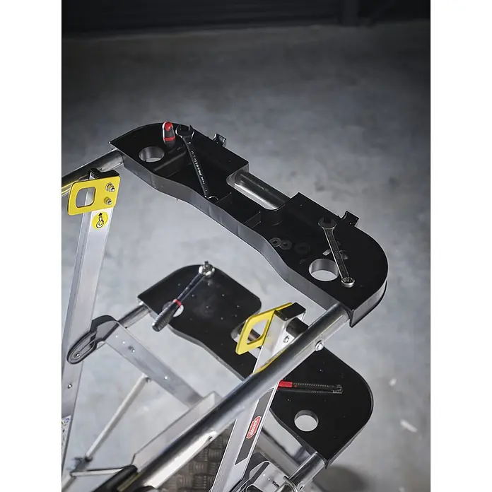 Altrex Podestleiter RolGuard Teleskop Plattformleiter Compact 5/7 Stufen - Arbeitshöhe: 3.600 m - Schwarze Werkzeugablage für Leitern, mit verschiedenen Werkzeugen.