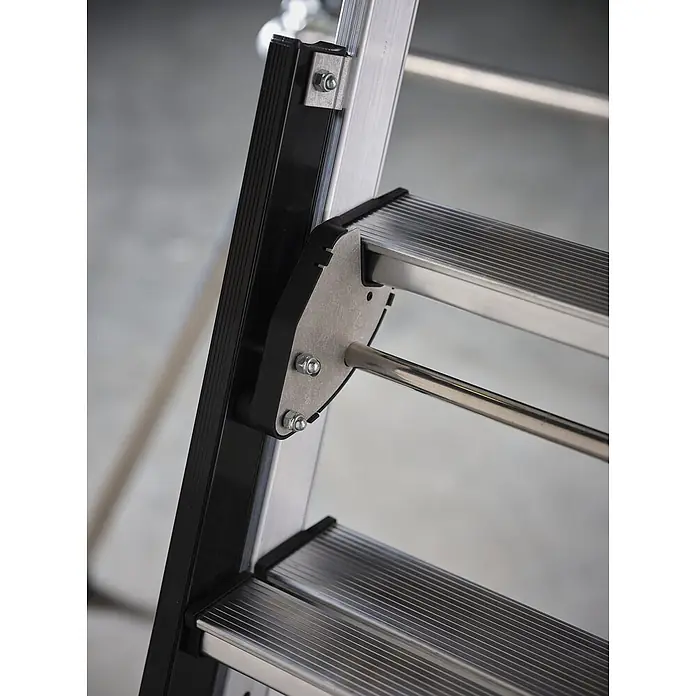 Altrex Podestleiter RolGuard Teleskop Plattformleiter Compact 5/7 Stufen - Arbeitshöhe: 3.600 m - Nahaufnahme einer Aluminiumleiter mit geriffelten Stufen, schwarzen Seitenschienenakzenten und einer verschraubten Gelenkverbindung.