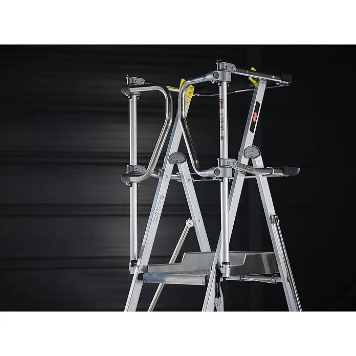 Altrex Podestleiter RolGuard Teleskop Plattformleiter Compact 5/7 Stufen - Arbeitshöhe: 3.600 m - Silberne Aluminium-Arbeitsplattform mit mehreren Stufen und Handläufen, mit gelben Akzenten.