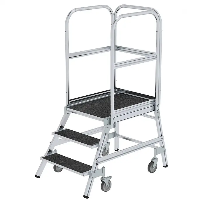 Munk Podestleiter Podestleiter fahrbar R13 Korund 3 Stufen - Anzahl Tritte: 3 Stk., Arbeitshöhe: 2.700 m, Aluminium - Silberne mobile Sicherheits-Stufenplattform mit schwarzen Anti-Rutsch-Stufen, Geländern und Rollen.