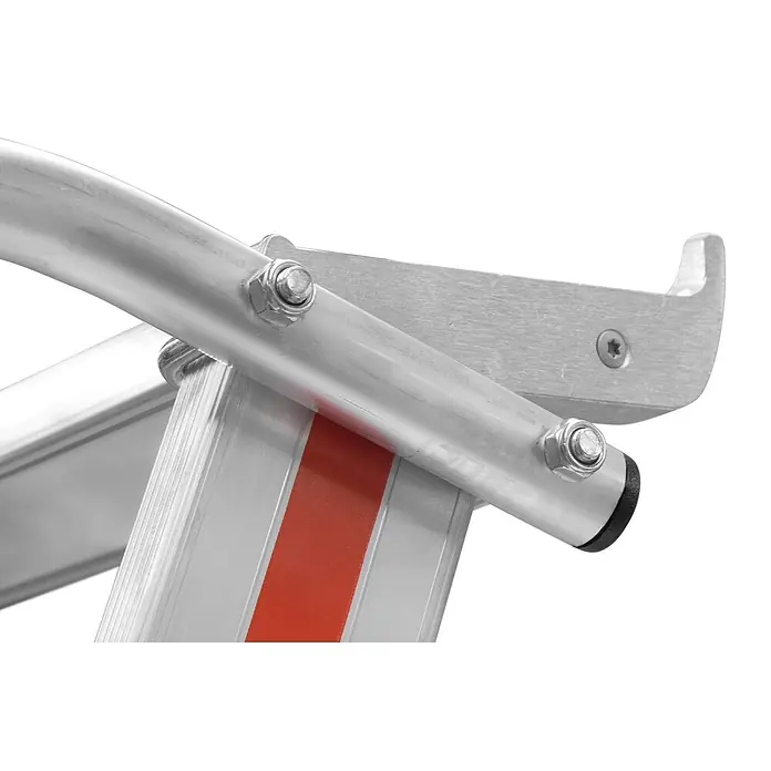 Hymer Podestleiter Plattformleiter mit beidseitigem Handlauf und Aluminium Ablageschale 10 Stu - Anzahl Tritte: 10 Stk., Arbeitshöhe: 4.350 m, Aluminium - Nahaufnahme einer Aluminiumleiter-Verbindung mit Schrauben, silbernem Rahmen und rotem Antirutsch-Tritt.