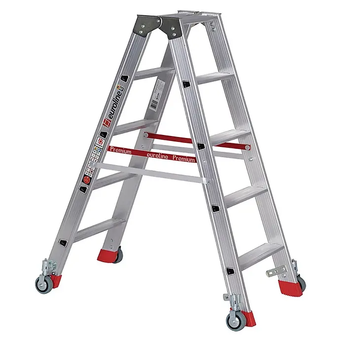Euroline Stehleiter Premium 30573 Stufenstehleiter mit Federrollen und Feststellern 2x5 Stufen - Anzahl Tritte: 5 Stk., Arbeitshöhe: 2.700 m, Aluminium - Silberne Aluminium-Klappleiter mit roten Anti-Rutsch-Füßen, roten Stabilisierungsstangen und vier Rollen.